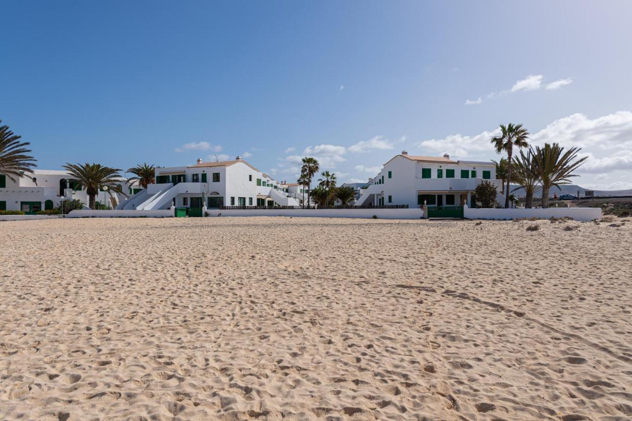 Homeforguest Modern And New Beachfront Apartment La Oliva Bagian luar foto