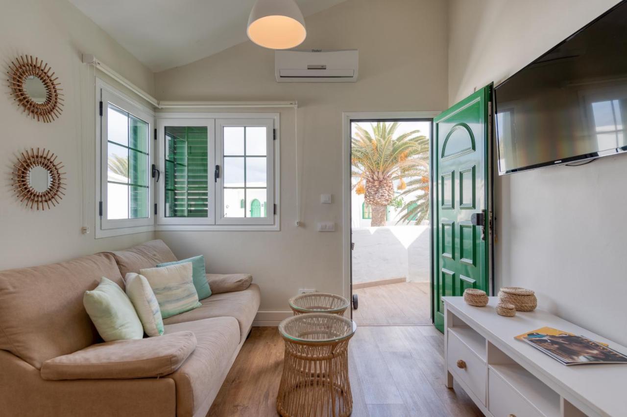 Homeforguest Modern And New Beachfront Apartment La Oliva Bagian luar foto